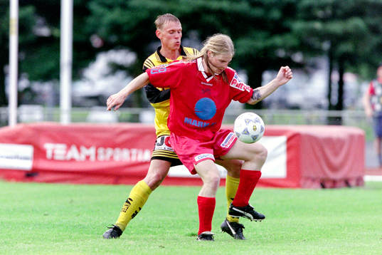 Fredrik Andersson, Mjällby med bollen uppvaktas av
