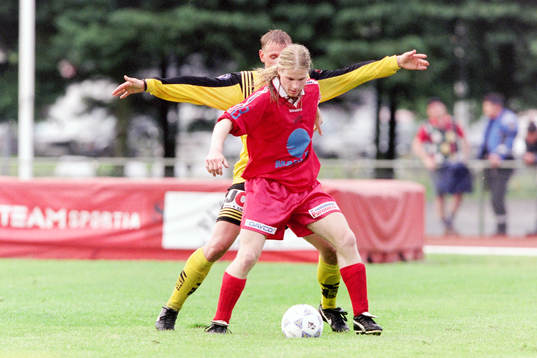 Fredrik Andersson, Mjällby med bollen uppvaktas av