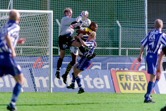Pascal Simpson, AIK i en duell med Thomas Ravelli,