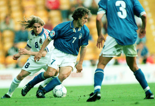 Roberto Donadoni jagas av Karel Poborsky, Tjeckien