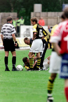 Krister Nordin, AIK skadad ses till av Michael Brundin