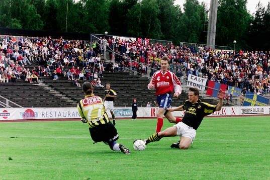 Thomas Lagerlöf, AIK framför östers målvakt Pål Lundin