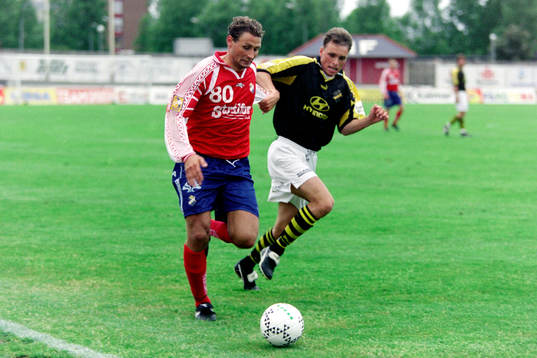 Andreas Ottosson, Öster med bollen uppvaktas av Mattias
