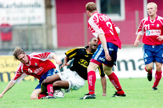 Lasse Johansson, Öster fäller Pascal Simpson, AIK