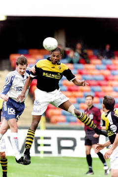 Pascal Simpson, AIK i en nickduell med norrköpings Robert
