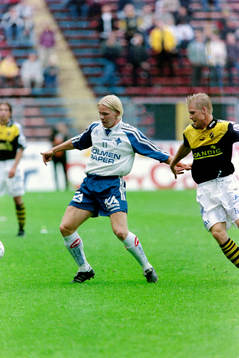 Ulf Ottosson, Norrköping uppvaktas av Johan Mjällby, AIK