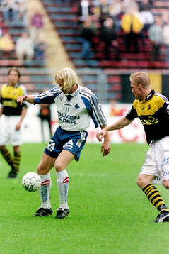 Ulf Ottosson, Norrköping uppvaktas av Johan Mjällby, AIK