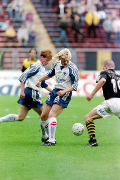 Ulf Ottosson, Norrköping uppvaktas av Johan Mjällby, AIK