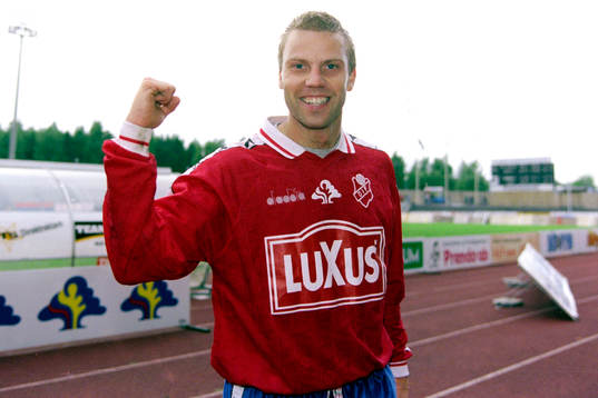 Östers målskytt Hans Eklund jublar