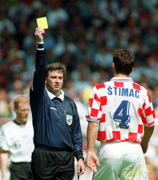 Leif Sundell, domare ger Igor Stimac, Kroatien, gult kort