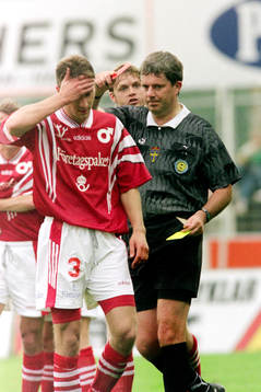 Rune Larsson, domare visar ut Mikael Öhman, Degerfors