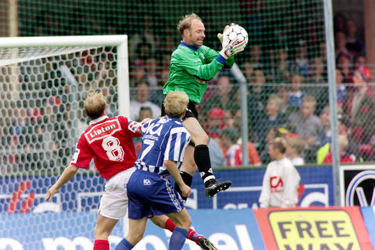 Thomas Ravelli, målvakt, Göteborg med bollen i säkert