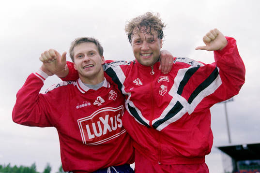 Östers målskyttar Nicklas Persson och Andreas Bild jublar