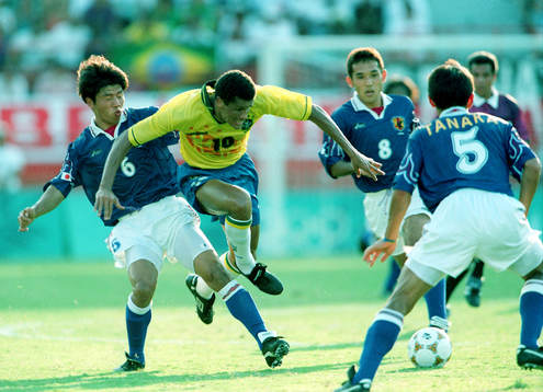 Rivaldo försöker ta sig igenom det japanska försvaret