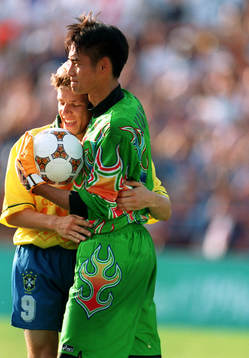 Juninho, Brasilien kramar om Yoshikatsu, Japan