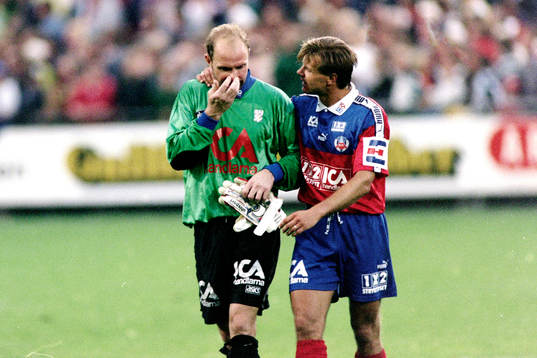 Thomas Ravelli, målvakt i Göteborg och Roland Nilsson,