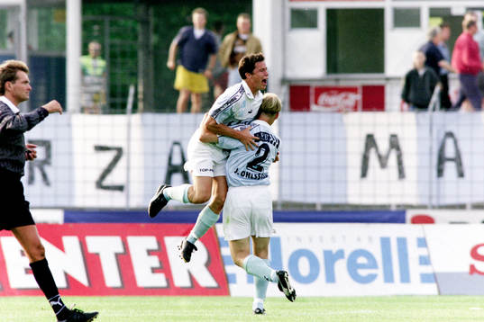 Daniel Andersson, målskytt i Malmö kramas om av Jörgen
