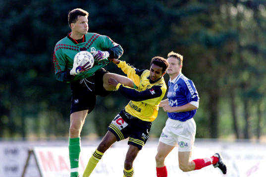 Jonas Jerleus, målvakt i Åtvidaberg och Awet Estefanos,