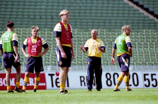 Tommy Svensson, förbundskapten instruerar fr, v Joachim