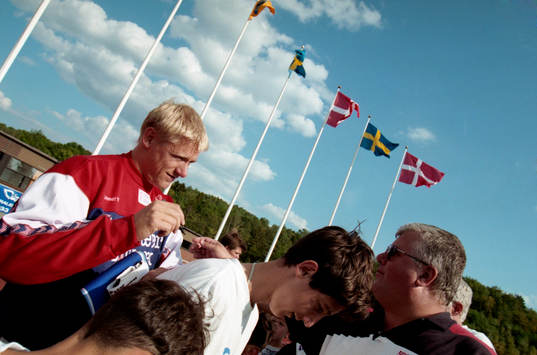 Peter Schmeichel, målvakt i Danmark skriver autografer