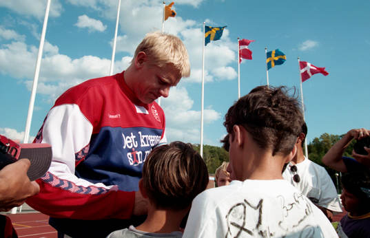 Peter Schmeichel, målvakt i Danmark skriver autografer