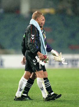 Thomas Ravelli i samspråk med Peter Schmeichel