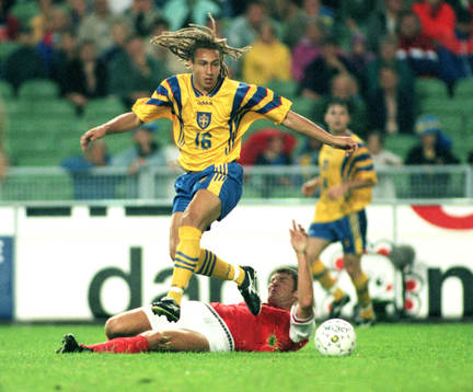 Henrik Larsson (Henke Larsson) glider förbi en dansk