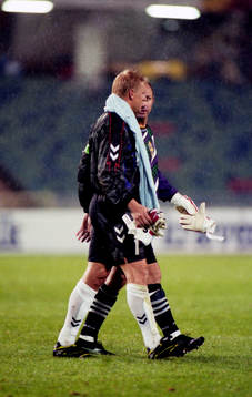 Målvakterna Peter Schmeichel och Thomas Ravelli lämnar