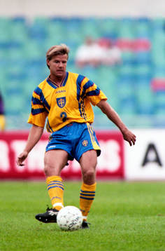 Roland Nilsson bredsidar bollen