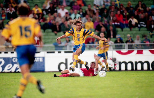 Henrik Larsson undviker en glidtackling
