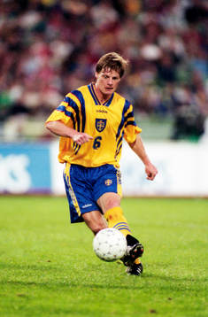 Stefan Schwarz med bollen