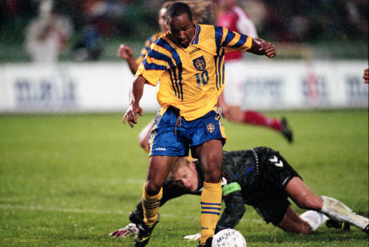 Martin Dahlin och Peter Schmeichel, målvakt, Danmark