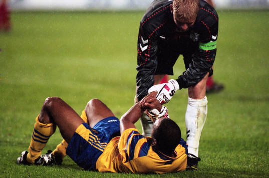 Martin Dahlin får hjälp av Peter Schmeichel, målvakt,