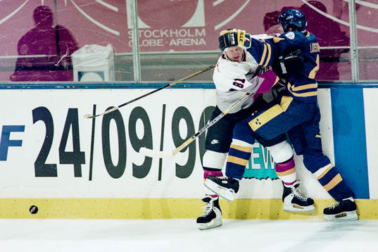 Nicklas Lidström, Sverige trycker upp Mark MacKay,