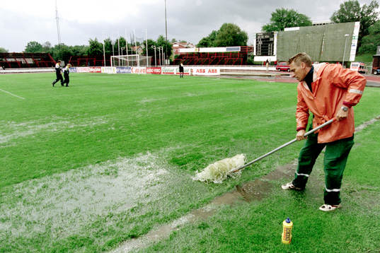 Regn på arenan i Västerås