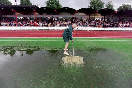 Regn på arenan i Västerås