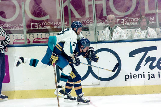 Mats Sundin, Sverige med en finländare på ryggen
