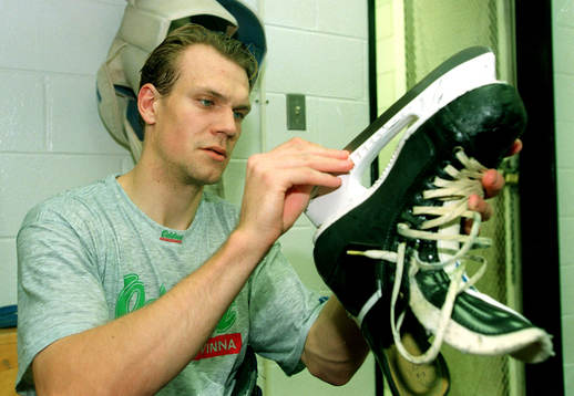 Nicklas Lidström kontrollerar sin skridsko