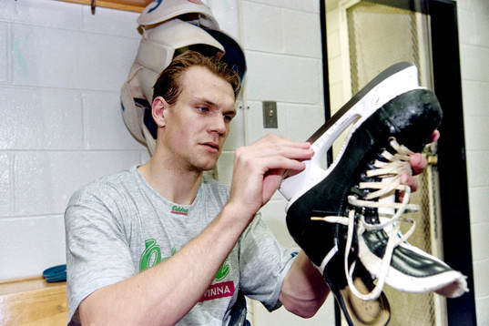 Nicklas Lidström kollar sina skridskor