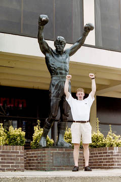 Daniel Alfredsson framför Rocky statyn