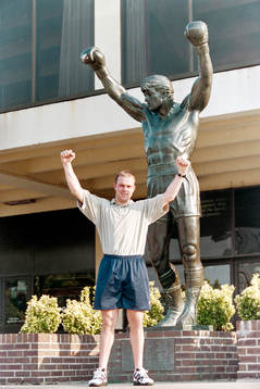 Mattias Nordström framför Rocky statyn