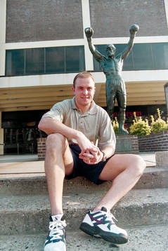 Mattias Nordström framför Rocky statyn