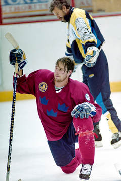 Peter Forsberg, Sverige. I bakgrunden Kent Forsberg,