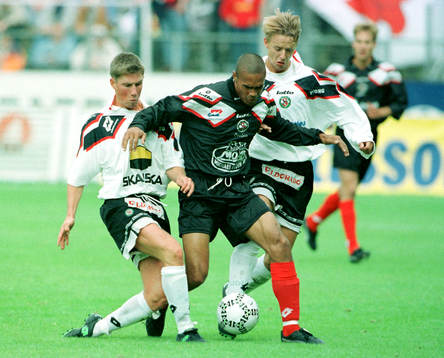 Daniel Nannskog (i mitten), Malmö FF, i Örebro-dress