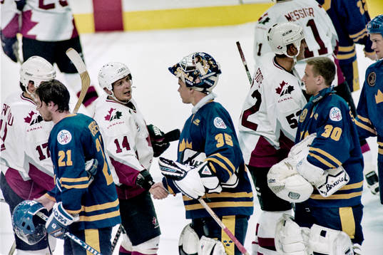 Sveriges målvakt Tommy Salo gratulerar Theoren Fleury,