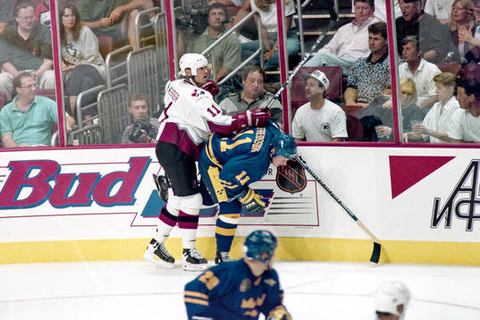 Mark Messier, Kanada trycker till Daniel Alfredsson vid