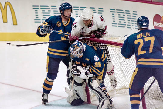Michael Nylander och Leif Rohlin hjälper Tommy Salo,