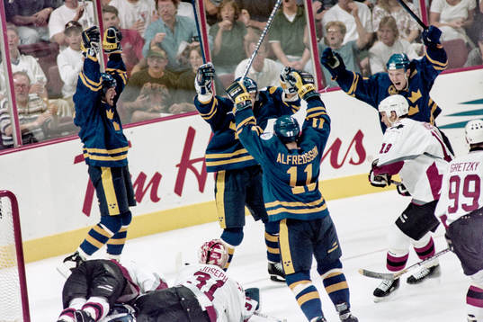 Daniel Alfredsson och Sverige jublar