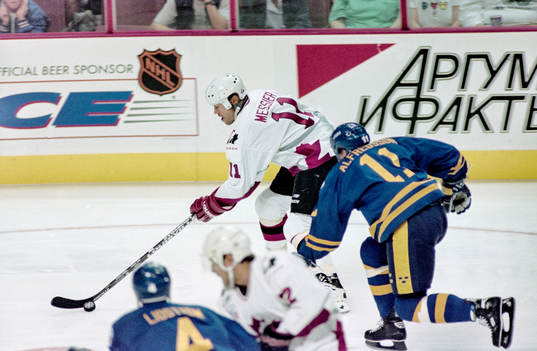 Mark Messier, Kanada med pucken jagas av Daniel Alfredsson,