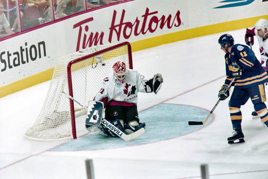Daniel Alfredsson, Sverige framför Curtis Joseph, målvakt